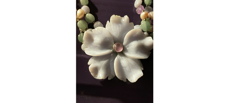 Gorgeous Vintage glass stone big daisy necklace!