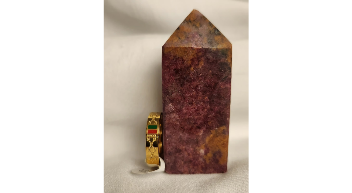Gucci Size 10 gold tone logo ring